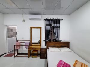 Postel nebo postele na pokoji v ubytování Nilaveli Guest House