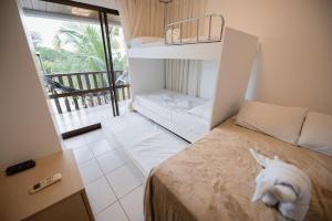 1 dormitorio con litera y balcón en Nannai Residence by AFT, en Porto de Galinhas