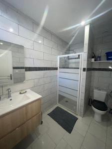 Bilik mandi di Maisonnette avec jardin piscine non accessible