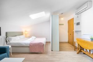 Posteľ alebo postele v izbe v ubytovaní WintowinRentals Cómodo Estudio en Málaga.