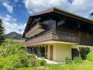 a large house with a balcony on the side of it at Chaleureux studio avec balcon Sud/Ouest à 500m du centre, parking et à deux pas des remontées! - FR-1-693-54 in Châtel