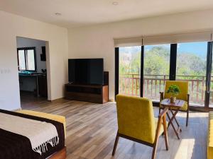 Μια τηλεόραση ή/και κέντρο ψυχαγωγίας στο Villa & Studios Kosom Aldea Ha Puerto Morelos