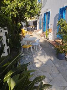 滨海卡涅Maison d'Hôtes Floribel的院子里有桌椅的露台