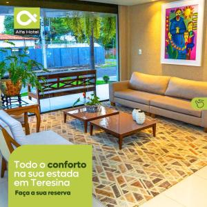 uma sala de estar com um sofá e mesas de café em Alfa Hotel Teresina em Teresina