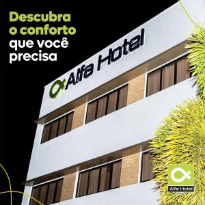 um edifício com um sinal na lateral em Alfa Hotel Teresina em Teresina