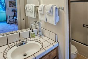 Koupelna v ubytování Tee Time Terrace + 43 fotografií