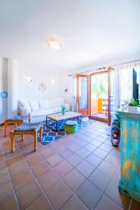 salon z kanapą i stołem w obiekcie Apartamento Boho, Punta Prima, Panorama Park,close to the beach plus 2 beautiful swimming pools w mieście Punta Prima