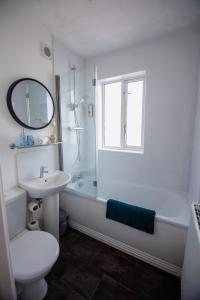 e bagno con lavandino, servizi igienici e doccia. di Granby Grove Townhouse - Sleeps 8- 4 Bedrooms a Southampton