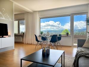 TV a/nebo společenská místnost v ubytování Panoramablick mit Schwimmbad und Sauna