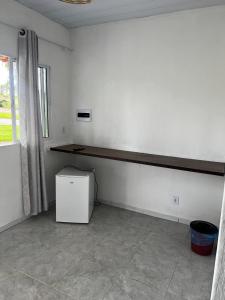 Zimmer mit einer Theke und einem kleinen Kühlschrank in der Unterkunft Pousada Riviera - Praia de Lagoa do Pau in Coruripe