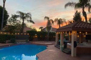 Kolam renang di atau dekat dengan The Arrowhead Oasis - hot tub, heated pool, fire pits, backyard games