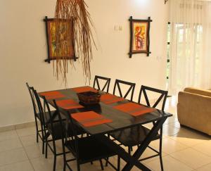 吉佳利的住宿－Salama Village Kigali，客厅配有餐桌和椅子