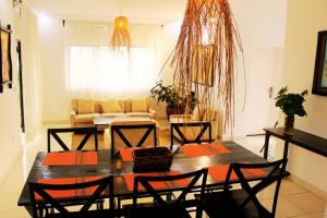 吉佳利的住宿－Salama Village Kigali，客厅配有桌子和沙发