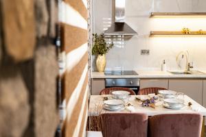 kuchnia ze stołem z miskami w obiekcie Lithoessa Luxury Apartments w mieście Agios Ioannis Kaspaka