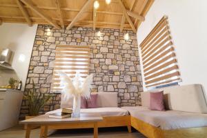 Uma área de estar em Lithoessa Luxury Apartments