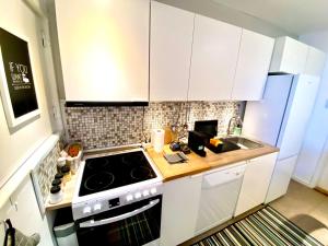 Dapur atau dapur kecil di Avala Sunset Apartments