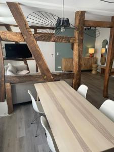 a dining room with a wooden table and chairs at Haus des Kindes Ahrweiler in Bad Neuenahr-Ahrweiler