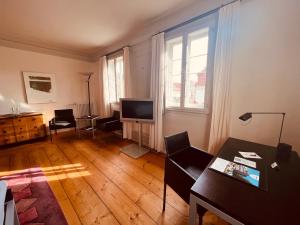 a living room with a couch and a television at Poststation Zum Alten Forstamt in Morschen