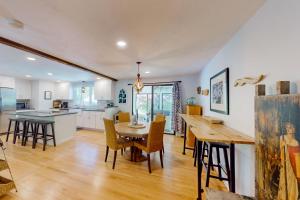 eine Küche und ein Esszimmer mit Tisch und Stühlen in der Unterkunft The Blue Whale Cottage in Brewster + 23 Fotos