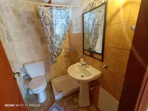 Koupelna v ubytování Spasmata Village Stone Maisonette + 37 fotografií