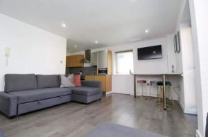 sala de estar con sofá y cocina en Campbell Square Apartment 3 en Liverpool