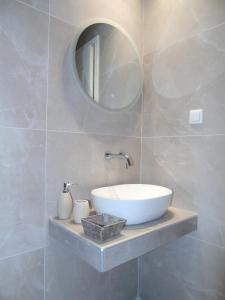 une salle de bains avec un lavabo et un miroir dans l'établissement Nostos Studios Golden Beach, à Chrysi Ammoudia 30 autres photos