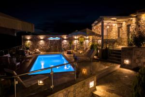 A piscina localizada em Lithoessa Luxury Apartments ou nos arredores