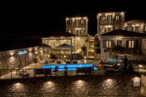 A piscina localizada em Lithoessa Luxury Apartments ou nos arredores