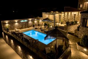 A piscina localizada em Lithoessa Luxury Apartments ou nos arredores