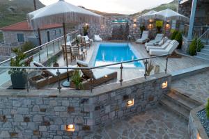 A piscina localizada em Lithoessa Luxury Apartments ou nos arredores
