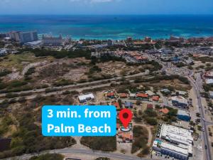 una vista aérea de una ciudad con un marcador rojo en Sunny Palm Beach Villa, en Palm-Eagle Beach
