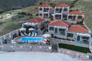 A piscina localizada em Lithoessa Luxury Apartments ou nos arredores