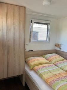 Postel nebo postele na pokoji v ubytování Hausboot-See-Rad-SUPs-Meer-Familie-Urlaub!
