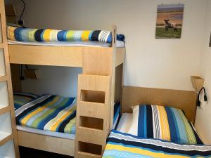 Postel nebo postele na pokoji v ubytování Hausboot-See-Rad-SUPs-Meer-Familie-Urlaub!