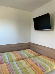 TV a/nebo společenská místnost v ubytování Hausboot-See-Rad-SUPs-Meer-Familie-Urlaub!