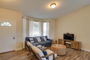 Istumisnurk majutusasutuses Waterfront Allyn Home with Fire Pit and 2 Kayaks!