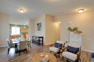 Istumisnurk majutusasutuses Waterfront Allyn Home with Fire Pit and 2 Kayaks!