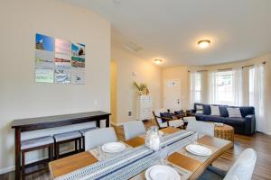 Istumisnurk majutusasutuses Waterfront Allyn Home with Fire Pit and 2 Kayaks!