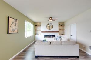 Voodi või voodid majutusasutuse Waterfront Allyn Home with Fire Pit and 2 Kayaks! toas
