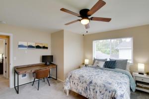 Voodi või voodid majutusasutuse Waterfront Allyn Home with Fire Pit and 2 Kayaks! toas