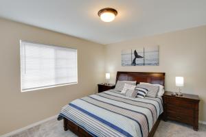 Voodi või voodid majutusasutuse Waterfront Allyn Home with Fire Pit and 2 Kayaks! toas