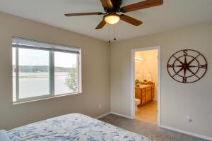 Voodi või voodid majutusasutuse Waterfront Allyn Home with Fire Pit and 2 Kayaks! toas