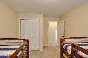 Voodi või voodid majutusasutuse Waterfront Allyn Home with Fire Pit and 2 Kayaks! toas