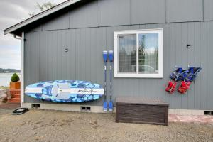 Foto Allynis asuva majutusasutuse Waterfront Allyn Home with Fire Pit and 2 Kayaks! galeriist