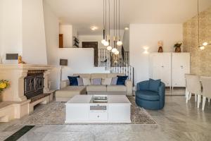 Una sala de estar con un sofá y una chimenea. en Villa Panorama, en Manilva