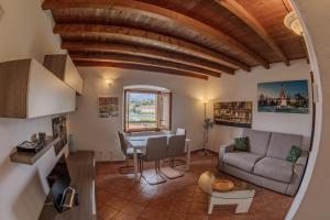 sala de estar con sofá y mesa en Appartamenti Villa Giulia, en Bellagio