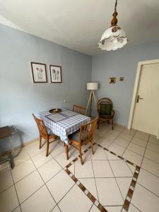 a dining room with a table and chairs at Ferienwohnung Moselsteig in Reil +2 photos