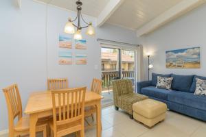 南帕諸島的住宿－Tiki 259，客厅设有餐桌和沙发