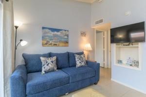南帕諸島的住宿－Tiki 259，客厅设有蓝色沙发,配有电视