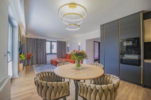 a living room with a table and chairs at Apartament w Cieplicach Luxury in Jelenia Góra